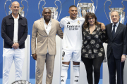 Mbappé, entre els seus pares, amb Florentino Pérez i Zinedine Zidane.