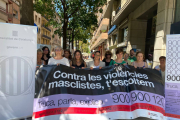 Minut de silenci per condemnar els últims assassinats masclistes