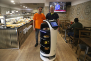 El robot pot servir fins a quatre safates en el mateix viatge.