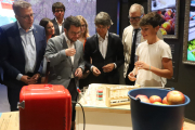 Pere Aragonès fa una prova d’aromes de la fruita en la inauguració del centre.