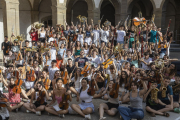 Una fotografia de família dels estudiants del Curs Internacional de Música als patis de la Universitat ahir a la tarda.