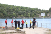 Dos imatges de l’operatiu desplegat al pantà de Sant Antoni a Talarn per buscar l’adolescent desaparegut.