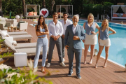 Carlos Sobera i la resta de l’equip a la piscina de ‘First Dates hotel’.