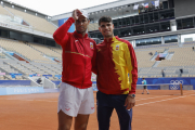 Rafa Nadal i Carlos Alcaraz ahir a les pistes de Roland Garros.