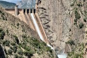 El salt d’aigua de la presa d’Escales.