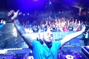 El dj Kiko Rivera durant una sessió en una festa major de Lleida.