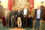 Els guanyadors dels Premis Literaris de Lleida 2024, Pere Bosch i Carles Maria Sanuy, amb representants de la Paeria i l'IEI i membres dels jurats del premi.