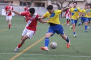 Un jugador de l’Artesa de Segre i un altre de la Guineueta disputen el control de la pilota. - JOAN BOVÉ