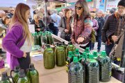 La venda d’oli va ser constant durant tota la jornada d’ahir a la fira d’Arbeca.