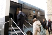 Veïns de Montornès de Segarra entrant a la nova oficina bancària mòbil que un cop al més es desplaçarà al municipi.