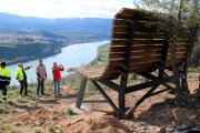 Membres de Figot Tours celebrant la instal·lació del banc gegant al mirador de Vall de Porcs de Riba-roja d'Ebre