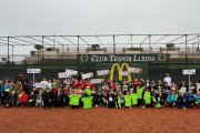 Foto de familia con los catorce equipos que tomaron parte en la edición del 2004 de la Lliga McDonald’s de tenis para jugadores benjamines y prebenjamines.