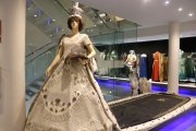 Una rèplica amb vestit de paper d'un model de la reina Isabel II d'Anglaterra al Museu de Vestits de Paper de Mollerussa.