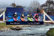 L'alcalde de la Seu d'Urgell, Joan Barrera, i la gerent del Parc del Segre, Meritxell Rodríguez, activant la plataforma de Caiac Cross al canal d'aigües braves on es veu la nova imatge corporativa de les instal·lacions.