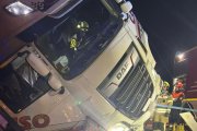 El camió accidentat a l'AP-2 a Fraga.