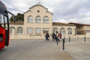 Alguns dels estudiants que ahir van anar a classe a l’institut de la Granadella. - JORDI ECHEVARRIA
