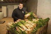 Mia Iglesias mostrant uns calçots preparats per viatjar fins a Madrid.