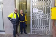 L’empleada de l’oficina local, que obre al públic dos hores al dia, i un repartidor de l’empresa. - JORDI ECHEVARRIA