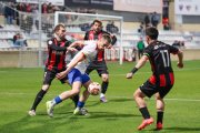 Jofre Graells intenta progressar amb la pilota controlada davant de la pressió de jugadors del Reus Reddis. - ÀREA 11