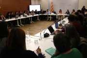 Primera reunió de la comissió per analitzar l'ús de les pantalles, amb la consellera Esther Niubó al centre.