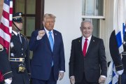 El presidente estadounidense, Donald Trump, saluda al primer ministro israelí, Benjamin Netanyahu, en la Casa Blanca.