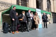 Carpa informativa a la plaça de la Catedral de Lleida per visibilitzar la covid persistent