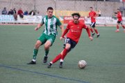 Bayona, del Balaguer, porta una pilota pressionat per un jugador del Singuerlín. - JOAN BOVÉ