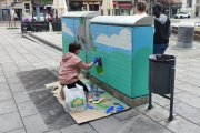 Alumne de l’Escola d’Art Municipal Leandre Cristòfol treballant en la intervenció artística amb grafit que s’està duent a terme en 7 armaris d’instal·lacions de Lleida