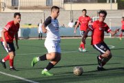 Un jugador del Borges intenta controlar la pilota davant de la pressió de dos del Balaguer. - JOAN BOVÉ