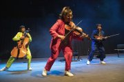 La formació Aupa Strings, durant la seua actuació ahir al Gran Teatre de la Passió. - C.MARSIÑACH