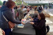 Anna Sàez, signant 'L'enverinadora' aquest dimecres de Sant Jordi a Lleida.