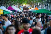 L’eix literari de Lleida, de l’avinguda Francesc Macià a la rambla Ferran, va viure ahir moments de presència multitudinària de públic. - AMADO FORROLLA
