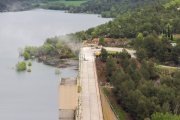 Els treballs en la coronació de la presa per reparar filtracions a l’estrep del marge esquerre.