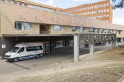 Imatge d’ahir de l’entrada de serveis d’urgències de l’hospital Arnau de Vilanova. - JORDI ECHEVARRIA