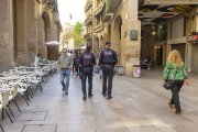 Agents patrullant ahir per l’Eix Comercial de Lleida. - JORDI ECHEVARRIA