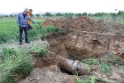 Tècnics de la comunitat de regants assenyalen el forat a la canonada d’aigua, d’uns 20 centímetres. - CHE