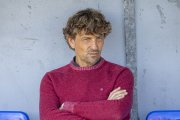 Iñigo Idiakez, a la banqueta abans del partit davant del Torrent. - JORDI ECHEVARRIA