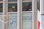 Una vista des de l’exterior de les oficines de la FCF durant l’escorcoll fet pels Mossos el 2024. - GERARD HOYAS