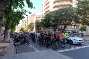 Els ciclistes que van circular ahir per Rovira Roure per reivindicar carril bici entre Balmes i Ronda. - S.E.