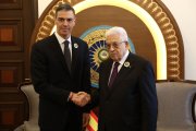Pedro Sánchez amb el president palestí, Mahmud Abbas, durant la cimera de la Lliga Àrab. - POOL MONCLOA / FERNANDO VILLAR