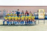 Les jugadores de l’actual equip de futbol 7, amb el seu entrenador, Pere Banda.