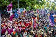 L’exhibició dels Castellers de Lleida durant Lo Caragolasso, que va encetar ahir l’Aplec del Caragol a la glorieta dels Camps Elisis. - GERARD HOYAS