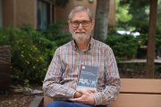 L’escriptor i periodista barceloní Ramon Solsona, ahir a Lleida amb el seu llibre ‘El carrer de la xocolata’. - MAGDALENA ALTISENT