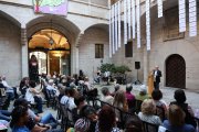 L’acte de commemoració de les víctimes, amb la llista de noms penjada, ahir al pati de l’IEI. - AMADO FORROLLA