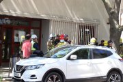 Serveis d’emergències ahir al matí a l’entrada del col·legi Francesco Tonucci. A la dreta, vista del carrer tallat. - MAGDALENA ALTIENT
