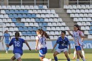 Marta Garcia i Marta Maench, de l’AEM, persegueixen la posseïdora de la pilota Nerea Sánchez. - AMADO FORROLLA