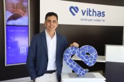 El director asistencial de Vithas Lleida, Jorge Rodríguez, en el centro de la avenida de Tortosa.