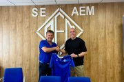 Paco García, president de l’AEM, i el nou tècnic, Joan Bacardit, ahir en la presentació. - M. P. P.