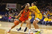 Erika Porter bota la pilota davant l’oposició d’una rival. - HOJA/JONATHAN AGUILAR