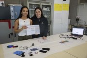 Laia Duran i Aracely Ioana mostrant el resultat del seu experiment al laboratori de l’institut. - C. MARSIÑACH
